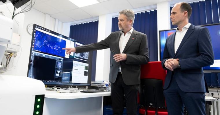 Clemens Hoch, Wissenschaftsminister von Rheinland-Pfalz (r.), und Laborleiter...