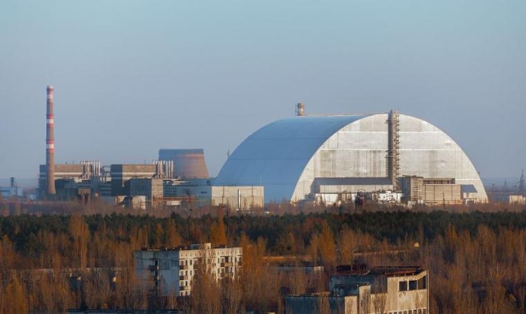 Blick auf das Kernkraftwerk Tschernobyl mit der 2016 errichteten Schutzhülle...