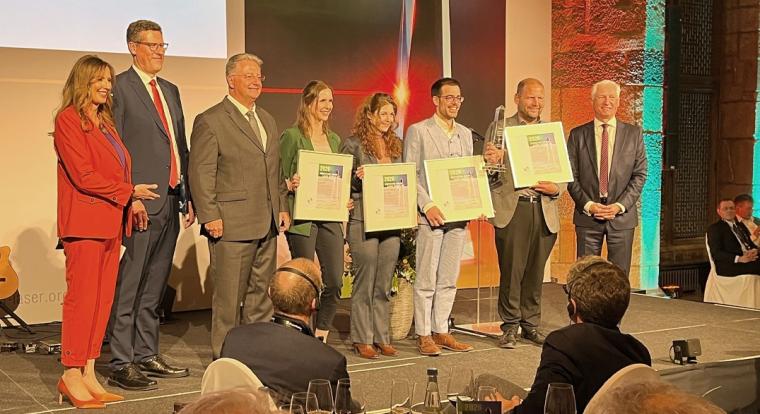 Vertretende des Gewinner-Teams (mit Urkunden) von 4JET microtech um Tobias Dyck...