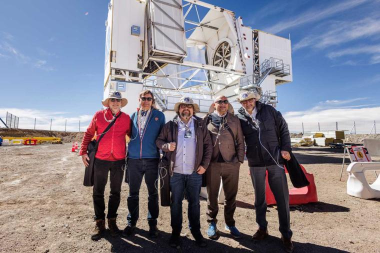 Teilnehmer der FYST-Einweihung um CCAT-Vorstandsmitglied Dominik Riechers...