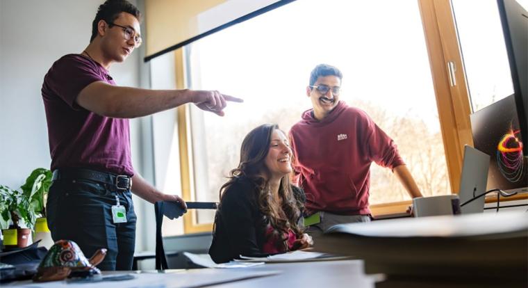Von links nach rechts: Doktorand Andrei Cristea, Assistenzprofessorin Ilaria...