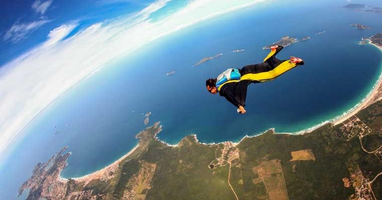 Wingsuit-Flug über einem brasilianischen Strand