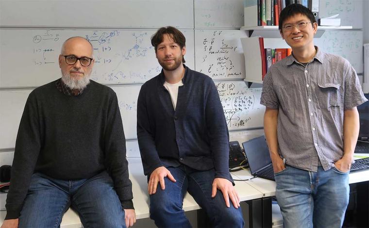(v.l.) Prof. Dr. Dmitry Budker, Dr. Konstantin Gaul und Dr. Lei Cong