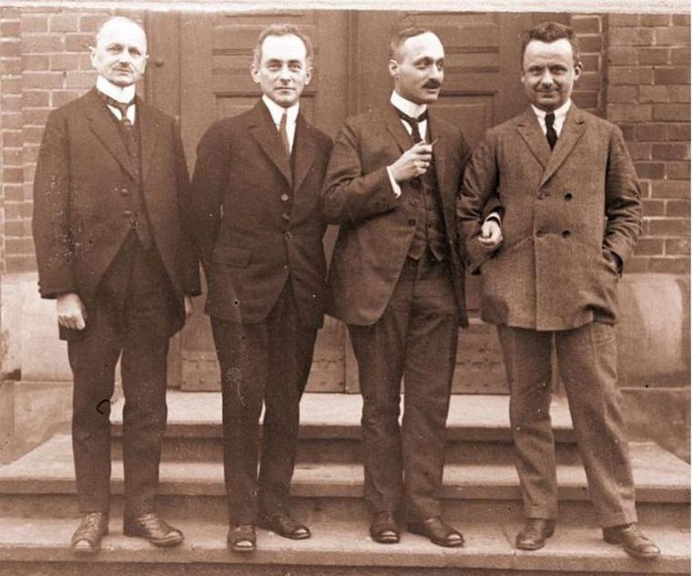 Robert Wichard Pohl (rechts) im Jahre 1921 mit seinen Göttinger Kollegen (von...