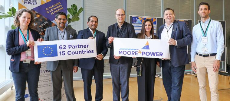 Kick-off Event Projekt Moore4Power, Personen mit Poster