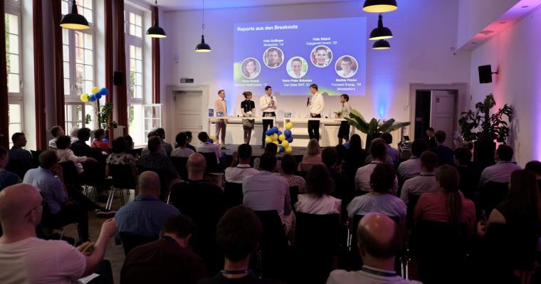 Alumni präsentieren als Berichterstatter:innen die zentralen Ergebnisse der...