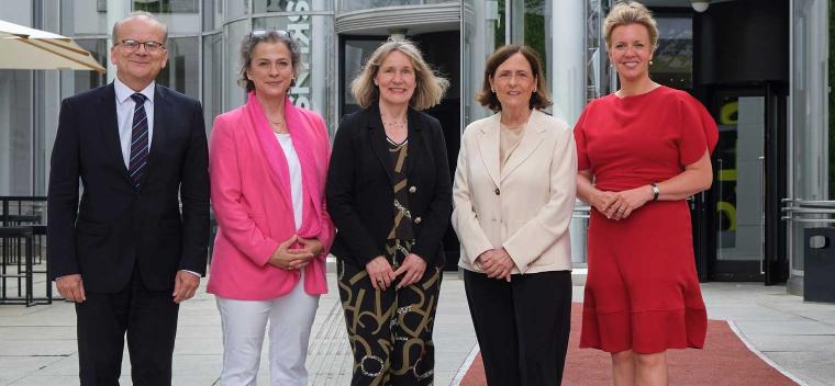 Gruppenbild vor der Bundeskunsthalle: Dr. Rolf-Dieter Jungk, Staatssekretär,,...
