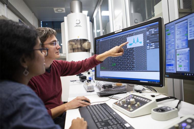 Forschende prüfen die experimentellen Ergebnisse