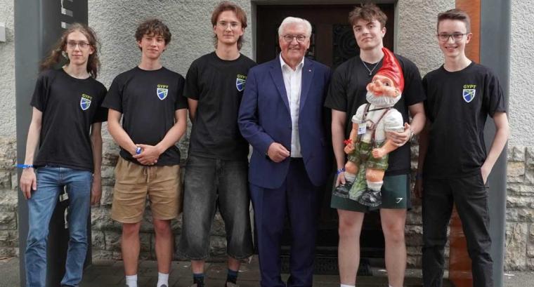 Bundespräsident Frank-Walter Stein-meier zu Besuch beim deutschen IYPT-Team in...