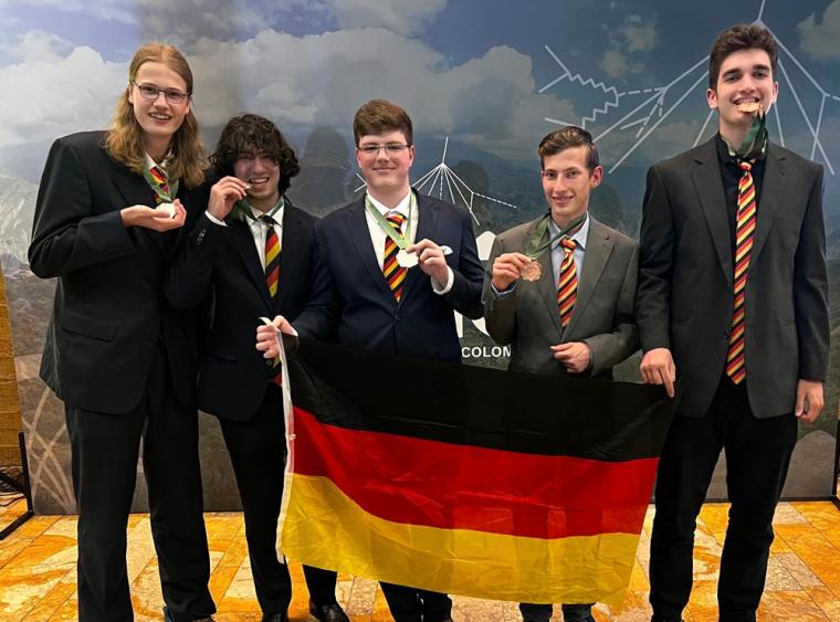 Das deutsche Team der IPhO 2026 in Bucaramanga, v. l.: Lasse Jungermann...