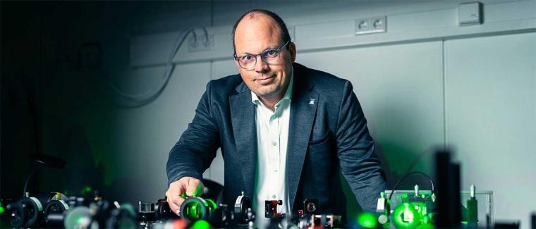 Sebastian Klembt erforscht, wie sich Licht so lenken lässt, dass es sich...