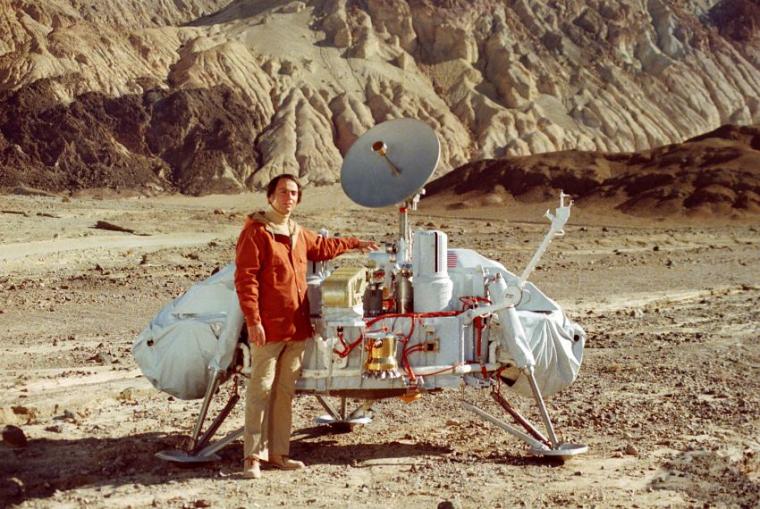 Carl Sagan, der vor allem für seine Fernsehserie „Cosmos“ bekannt ist, war...