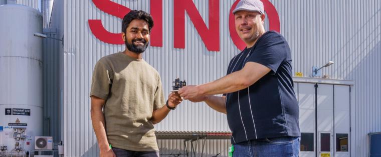 Mano Raj Dhanalakshmi Veeraraj und Joan Vila-Comamala vor der Schweizer...
