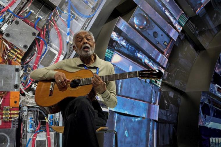 Gilberto Gil sang bei seinem Besuch am CERN sein Lied „Quanta“.