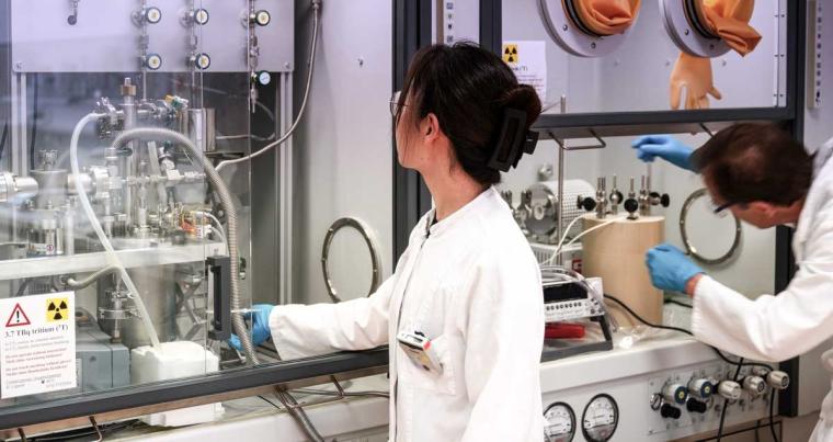 Hier ist ein Aufbau für Experimente mit dem Wasserstoffisotop Tritium zu sehen.