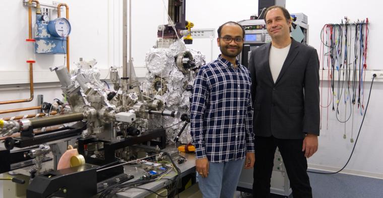 Arnab Banerjee (links) und Dr. Alexander Weismann (rechts) vor dem in ihrer...