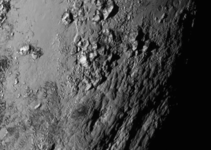 Auf dieser Nahaufnahme der Pluto-Oberfläche erkennt man unter anderem...