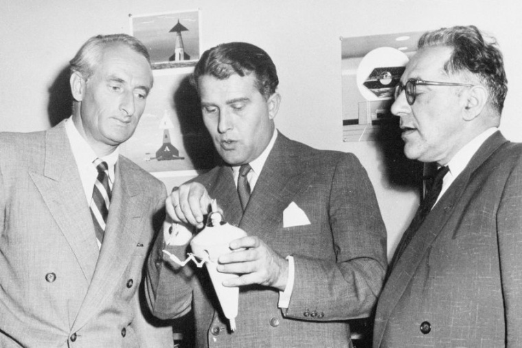 Heinz Haber (links) im Jahr 1954 mit Wernher von Braun (Mitte) und dem...