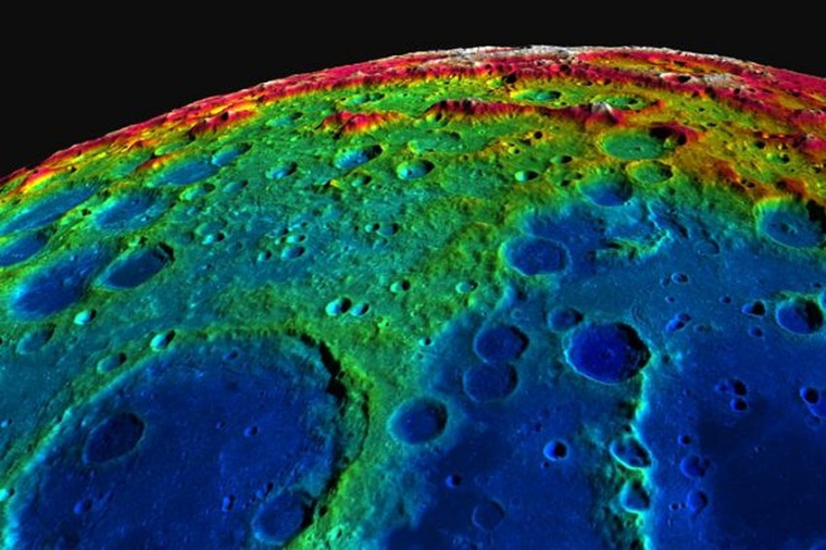 Farbig dargestellte Höhe der Mondoberfläche (Bild: NASA/GSFC/ASU/DLR)