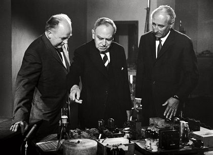 Otto Hahn (Mitte) und Fritz Straßmann (links)) erklären dem...