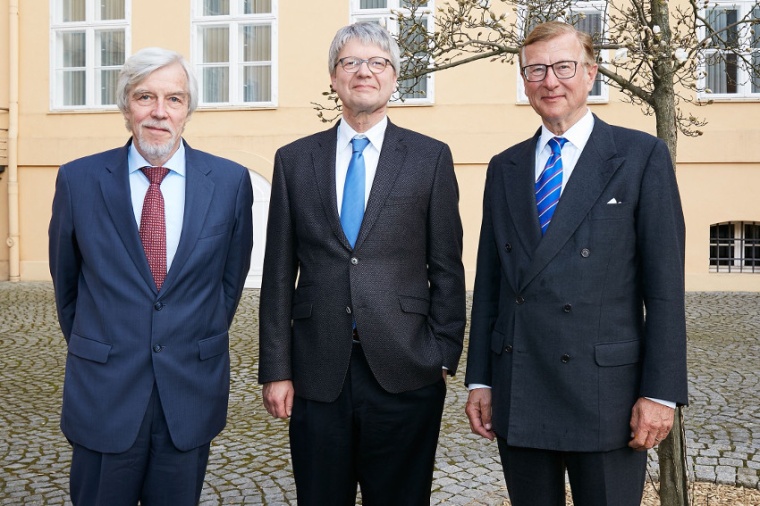 Dieter Meschede (Mitte) mit seinem Vorgänger Rolf-Dieter Heuer (links) und dem...