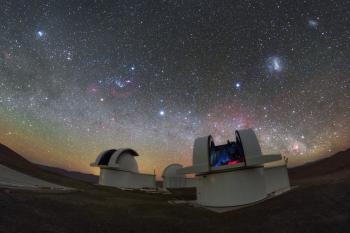 Abb.: Die Teleskope des Speculoos Southern Observatory blicken in den...