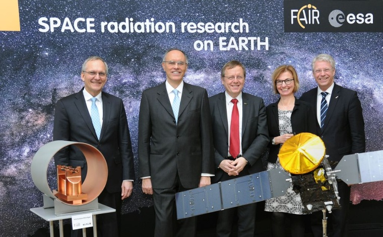 Über den Kooperationsvertrag von FAIR und ESA freuten sich (von links) Jörg...