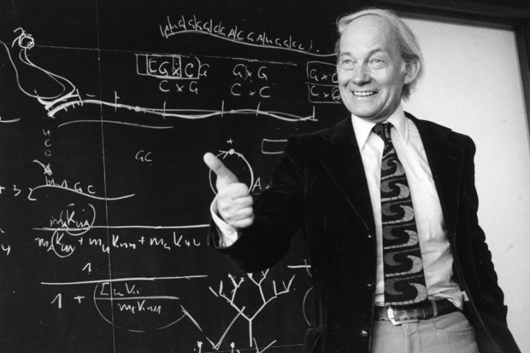 Abb.: Manfred Eigen während einer Vorlesung im Jahr 1979. (Bild: Blachian, MPG)