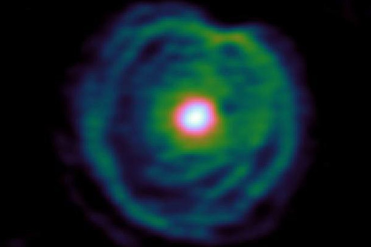 Abb.: Blick auf einen spiralförmigen Wind eines Roten Riesensterns, beobachtet...