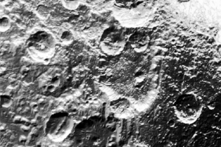 Abb.: Die Krater auf der Oberfläche von Pluto und seinem Mond Charon sind eine...
