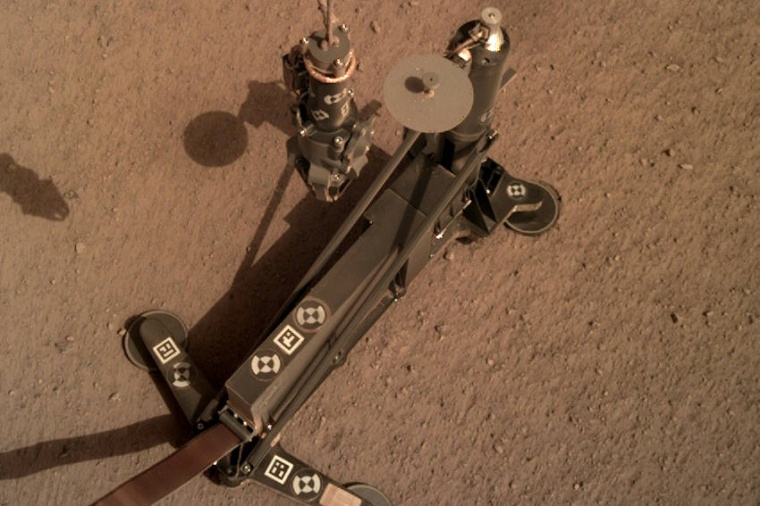 Abb.: Der DLR-Marsmaulwurf HP3 auf dem Marsboden nach der Freigabe durch den...