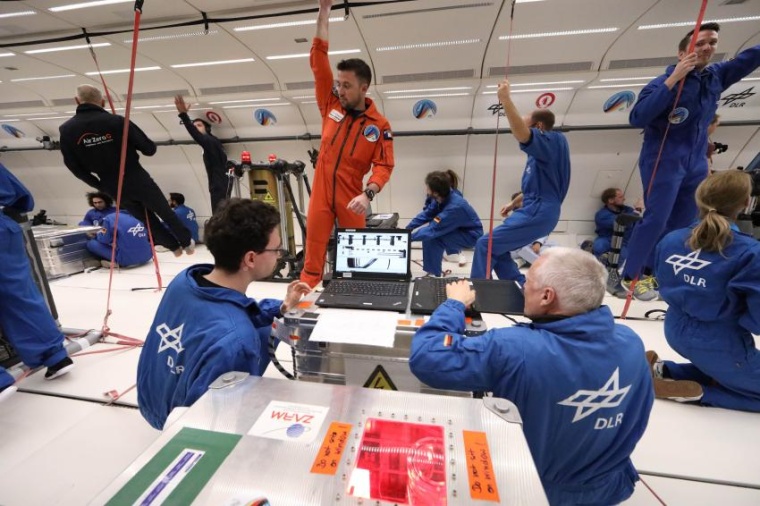 Abb.: Die ZARM-Crew während des Parabelflugs (Bild: Novespace / N. Courtioux)