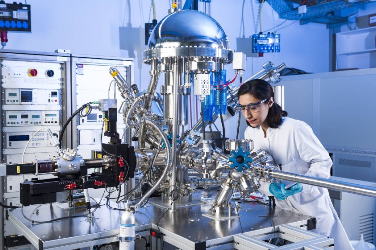 Abb.: Doktorandin Niyousha Karimi Paridari untersucht die elektro­chemischen...