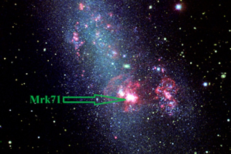 Abb.: „Green pea“-Galaxie NGC 2366, aufgelöst in tausende blaue, junge...