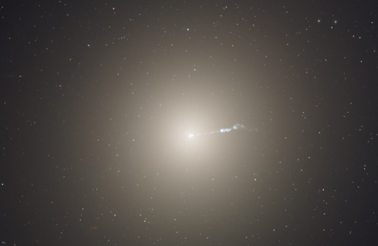 Abb. 1 Die aktive, elliptische Galaxie M87, aufgenommen mit dem...