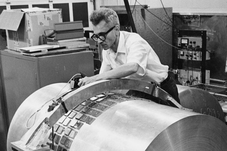 Joseph Weber mit einem seiner Gravitationswellendetektoren (Foto: Special...