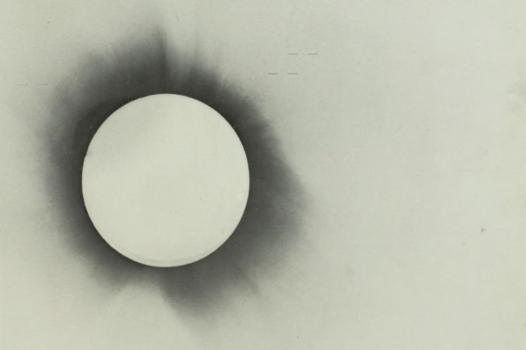 Diese Aufnahme von der totalen Sonnenfinsternis am 29. Mai 1919 fertigte Arthur...