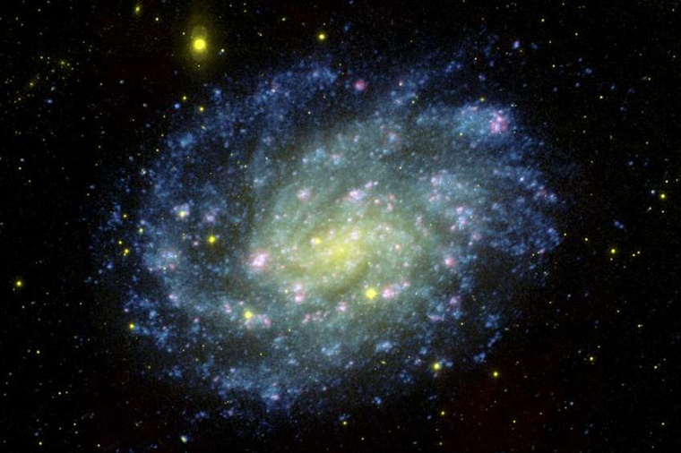Abb.: Die Spiralgalaxie NGC 300. Hier heizen junge Sterne Molekülwolken auf....