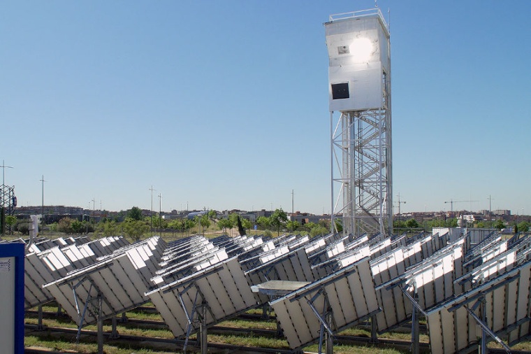 Abb.: In der Sun-to-LIQUID-Solar­anlage in Móstoles bei Madrid gelang es...