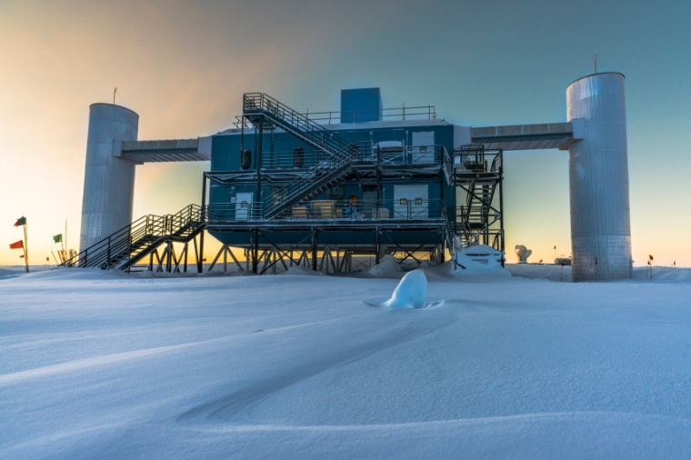 Abb.: Das IceCube-Neutrino­obser­vatorium befindet sich an der...