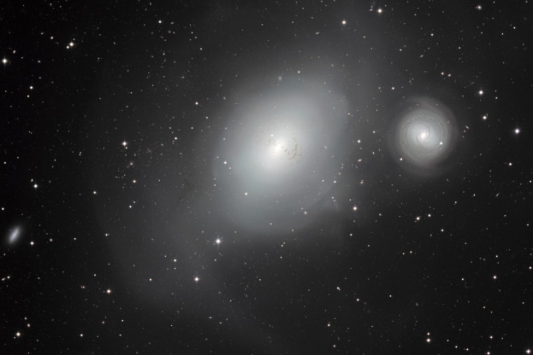 Abb: Galaxie NGC 1315 (m.): Die irre­guläre Form deutet darauf hin, dass die...