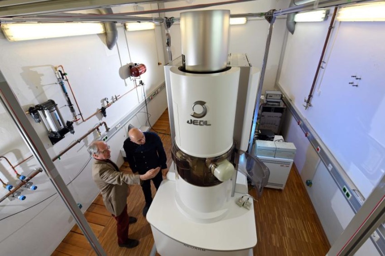 Abb.: Am neuen Transmissions­elektronen­mikroskop stehen Markus Rettenmayr...