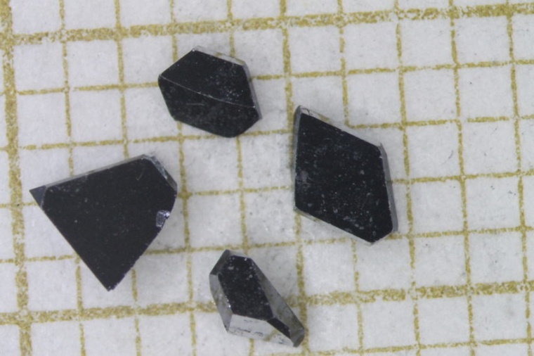 Abb.: Uranditellurid-Einkristalle auf einem Millimeter-Raster. (Bild: S. Ran,...