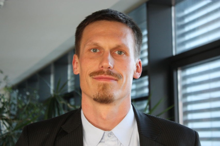 Abb.: Thomas Bocklitz leitet die neue Forschungs­abteilung „Photonic Data...