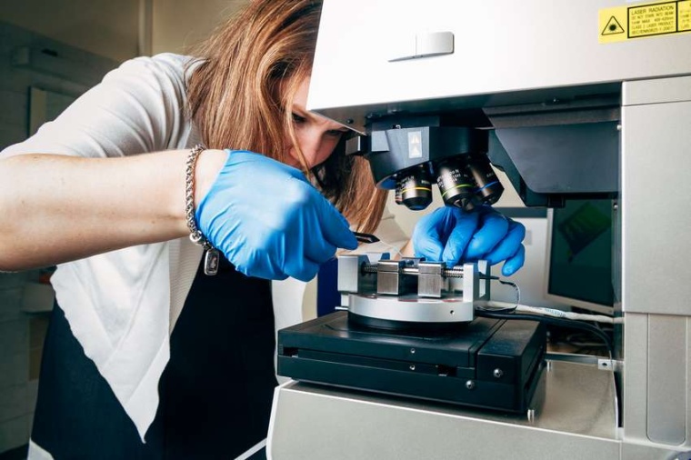 Abb.: Materialforscherin Megan Cordill am Mikroskop. (Bild: ÖAW)