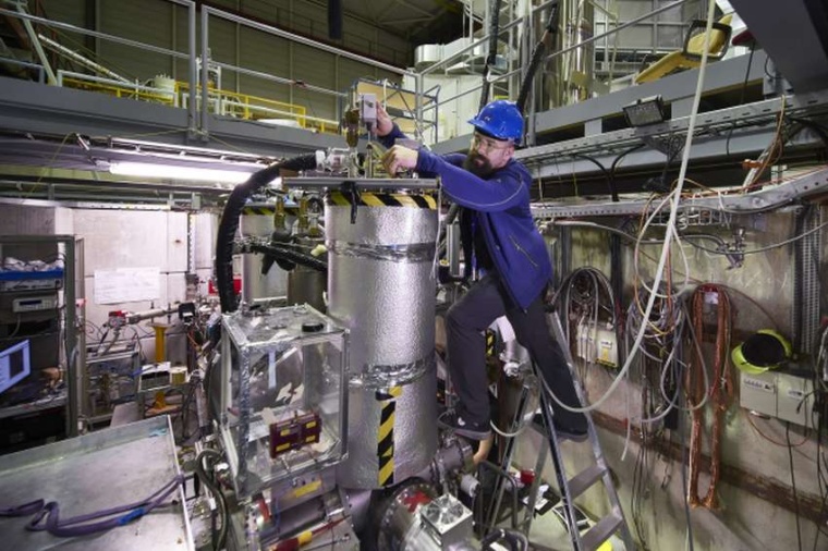 Abb.: Stefan Ulmer bei der Arbeit am BASE-Experiment am Antiproton Decelerator....