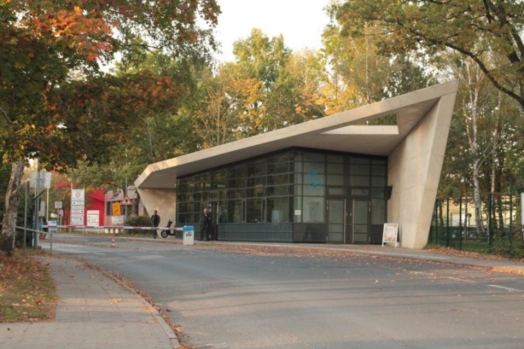 Abb.: Haupteingang zum DESY-Gelände in Hamburg (Bild: uvainio)