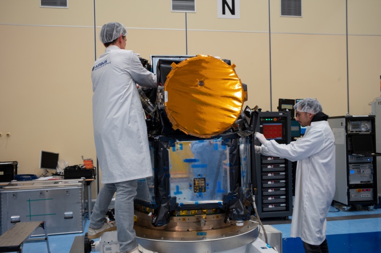 Der Cheops-Satellit wurde im Februar 2019 bei Airbus Defence and Space Spain in...