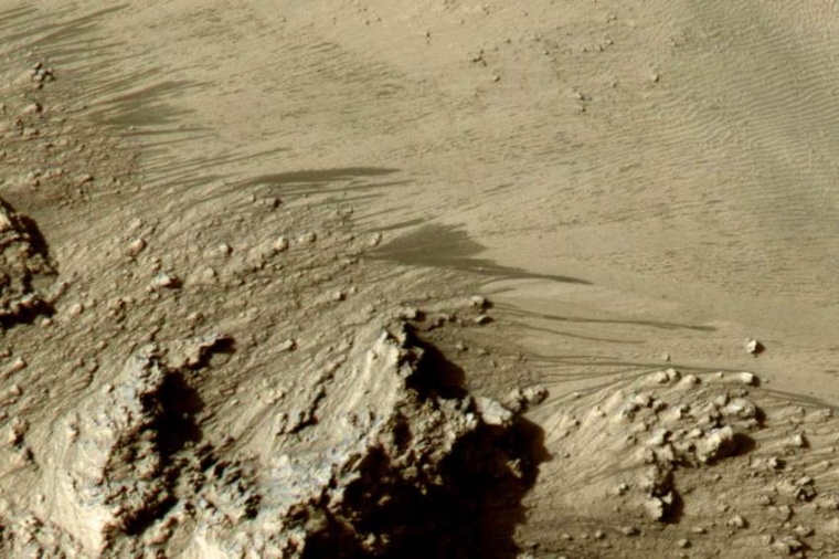 Abb.: Der Marsrover Curiosity entdeckte „Recurring Slope Lineae“,...