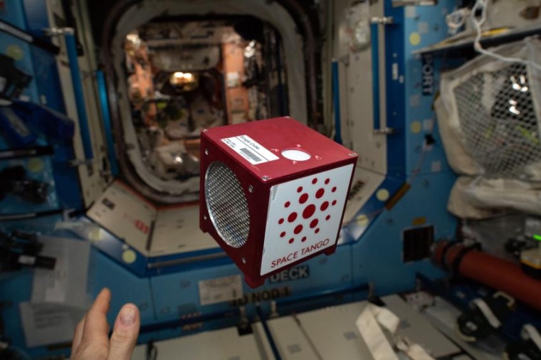 Abb.: Mobiles Mini-Labor Space Tango CubeLab an Bord der inter­nationalen...